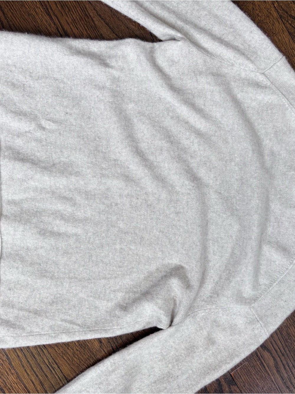 360 Cashmere Light Gray V-Neck Cashmere Sweater spot in pics - Picture 9 of 10